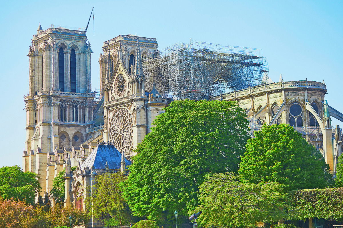 Bei einem Großbrand wurde die Kathedrale Notre-Dame de Paris schwer beschädigt. Prof. Klaus Fischer spendet Befestigungssysteme für den Wiederaufbau.