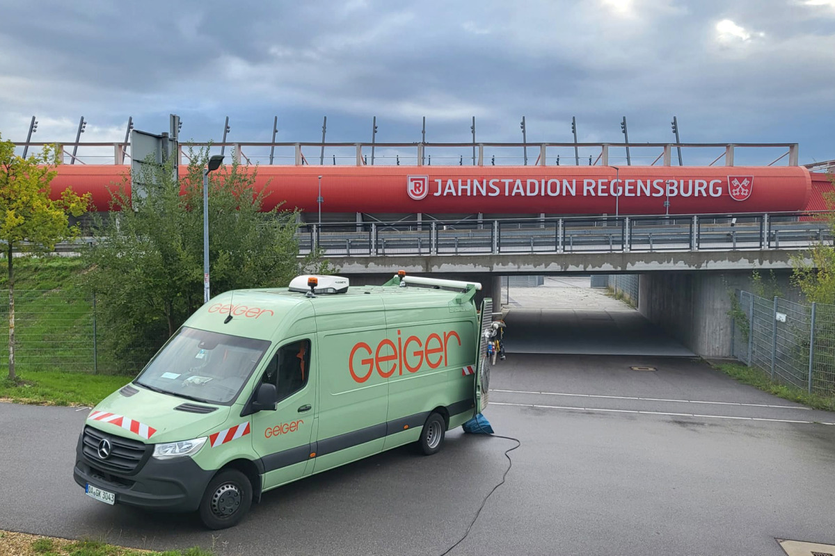 Am Jahnstadion in Regensburg werden Schäden an der Kanalisation saniert. Bevor der Liner in den Kanal eingebracht werden kann, werden die Haltungen mit Hilfe des UV-Cutters vorbereitet.